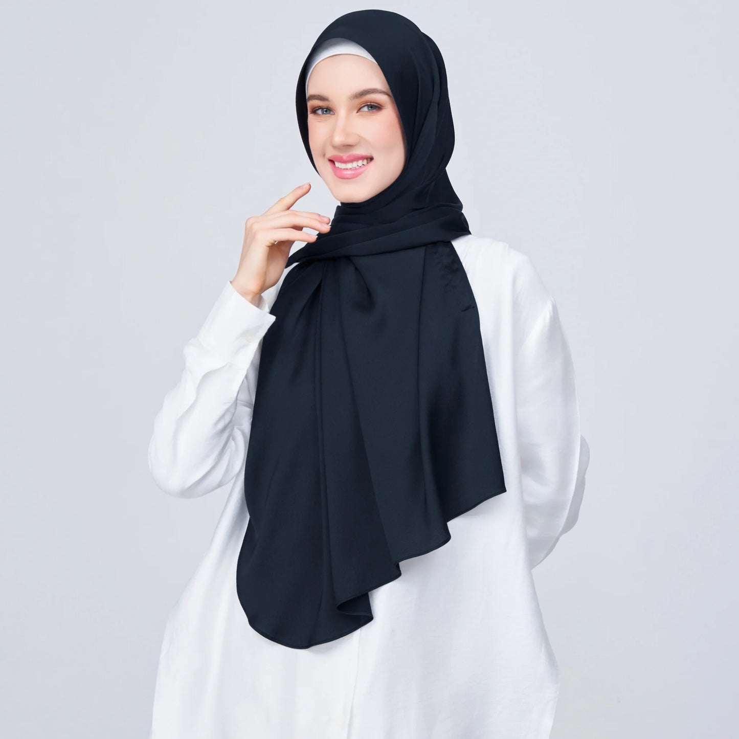 Instant Tag & Go Shawl | Satin Bulle in Pitch Black | Batch 1