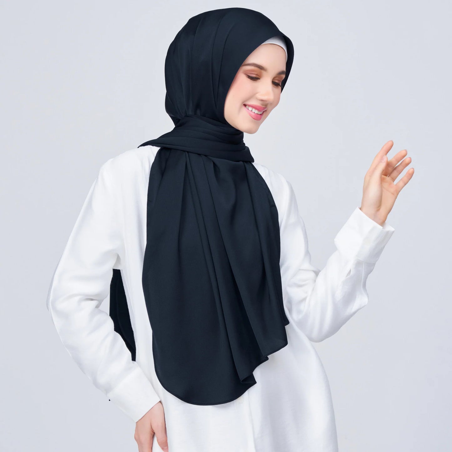 Instant Tag & Go Shawl | Satin Bulle in Pitch Black | Batch 1