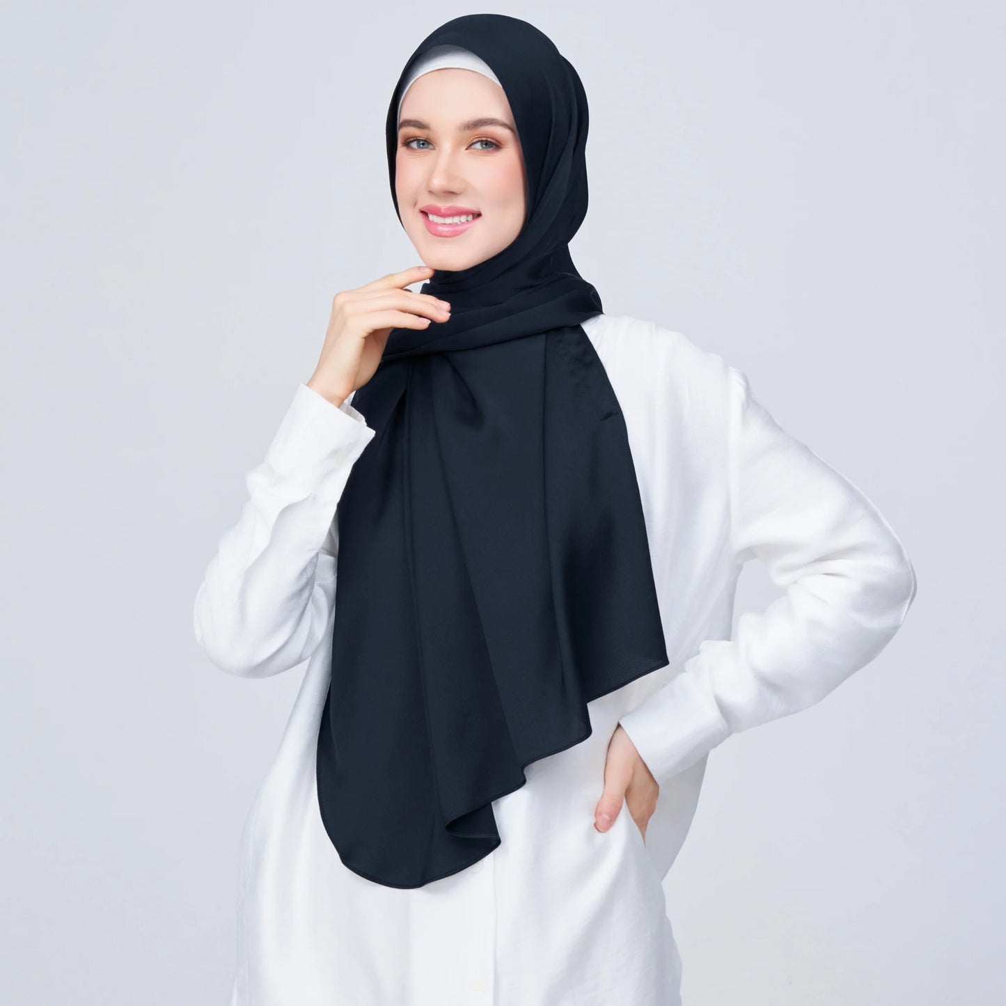 Instant Tag & Go Shawl | Satin Bulle in Pitch Black | Batch 1