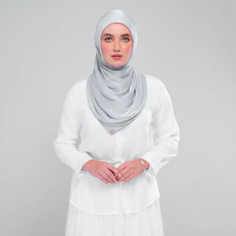 Raia Shawl | Ironless Shimmer in Light Grey