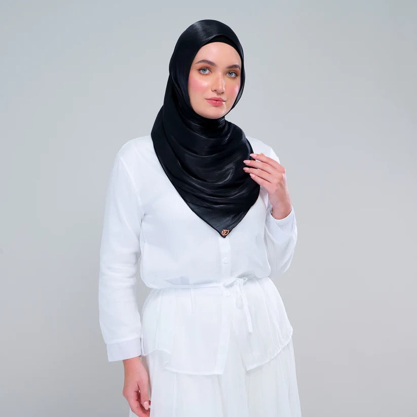 Raia Shawl | Ironless Shimmer in Black