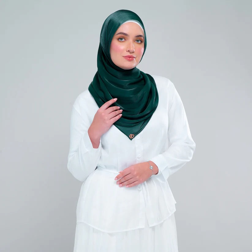 Raia Shawl | Ironless Shimmer in Forest Green