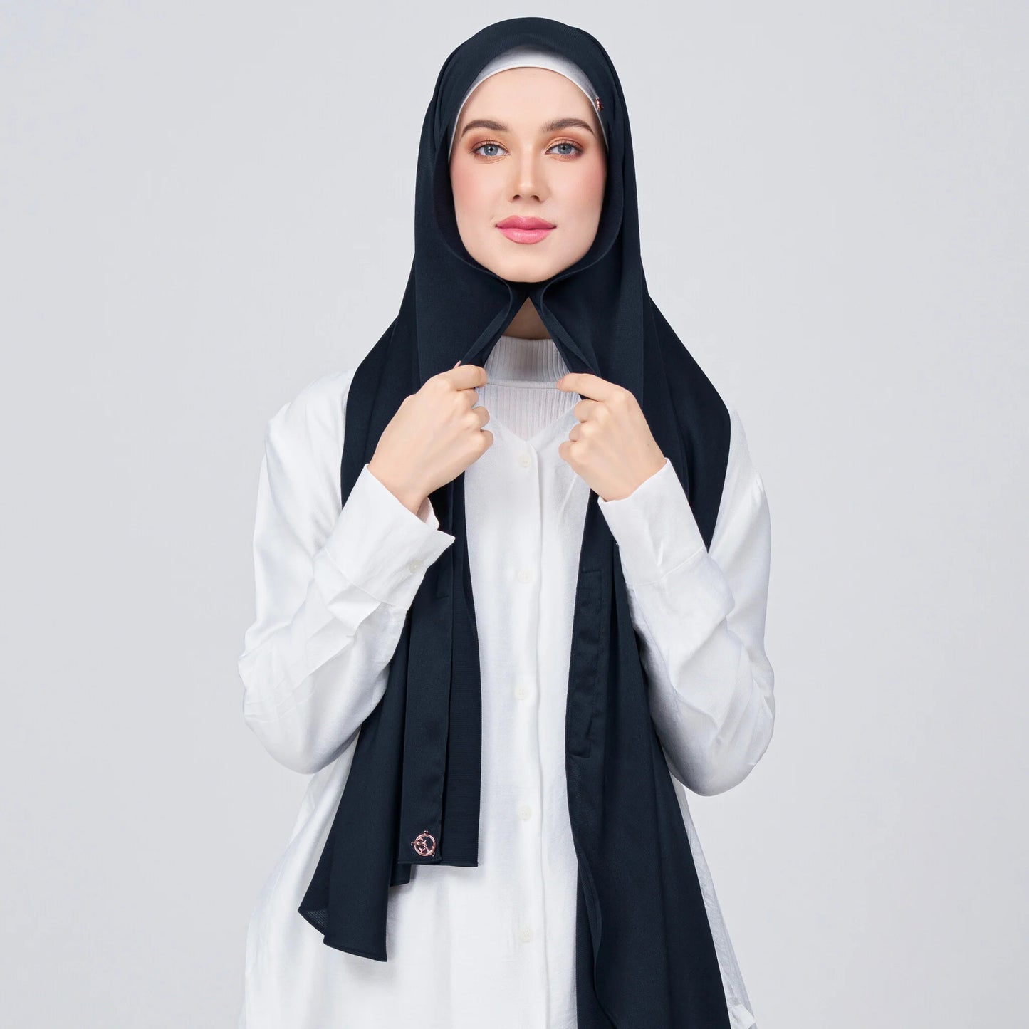 Instant Tag & Go Shawl | Satin Bulle in Pitch Black | Batch 1