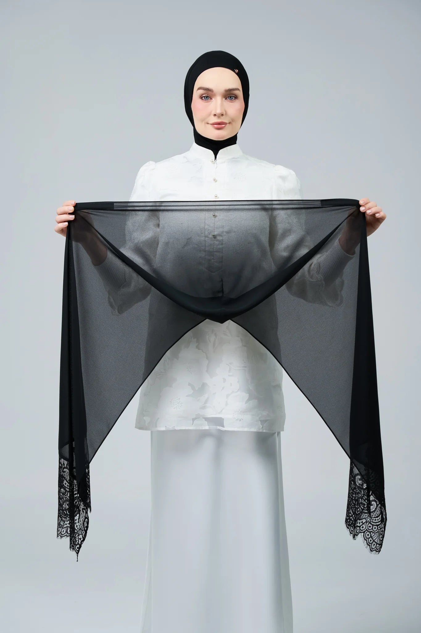 HoodX Lace in Classic Black