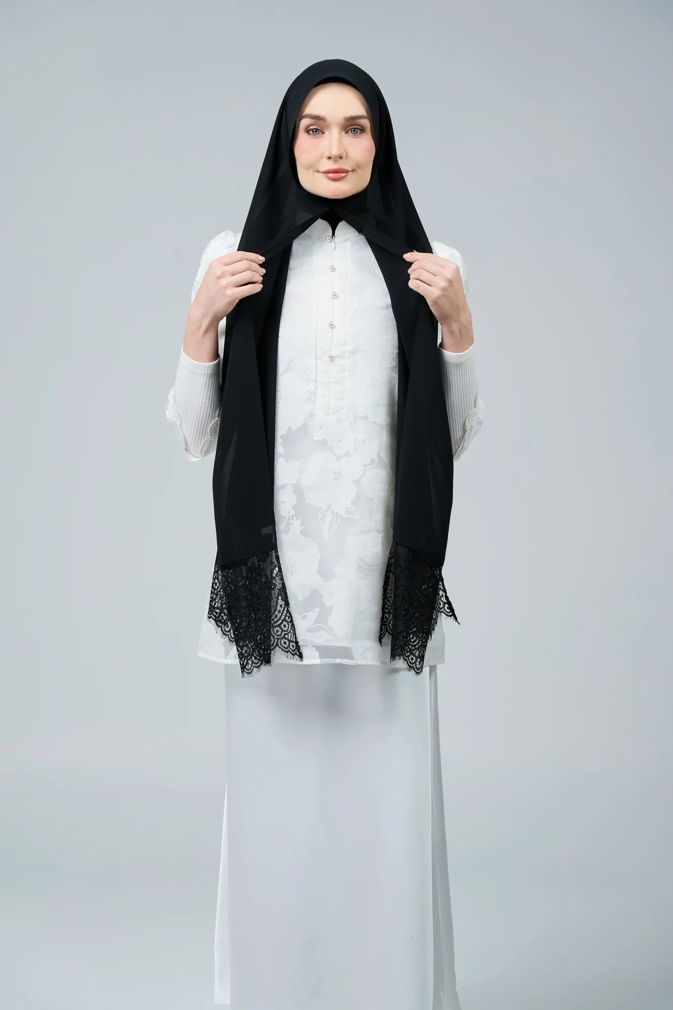 HoodX Lace in Classic Black