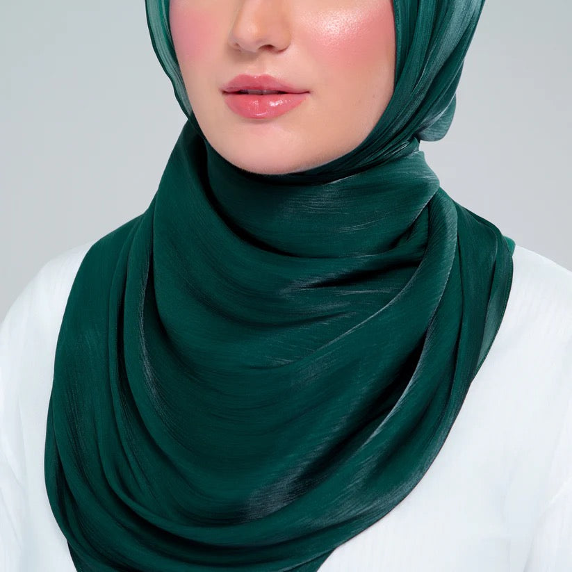 Raia Shawl | Ironless Shimmer in Forest Green