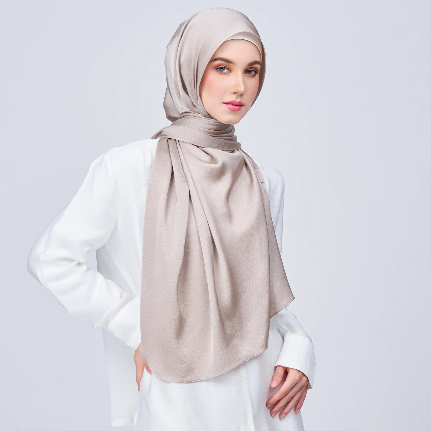 Instant Tag & Go Shawl | Satin Bulle in Elegant Taupe | Batch 1
